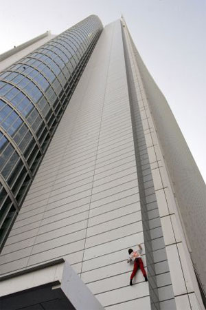 Это знаменитый французский мастер билдеринга Ален Робер по прозвищу «Человек-паук». 23 февраля он успешно взобрался на крышу высотного здания Инвестиционного агентства в столице ОАЭ Абу-Даби. Фото: STR/AFP