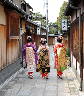 Туристы, одетые в кимоно во время прогулки в районе Гион Сиракава. Фото: Akihiro I/Getty Images