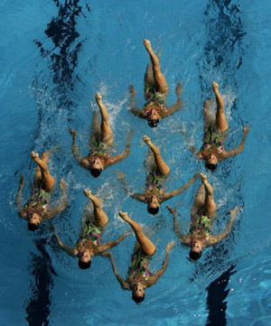Іспанська команда під час технічної програми в синхронному плаванні. Фото: Robert Cianflone/Getty Images