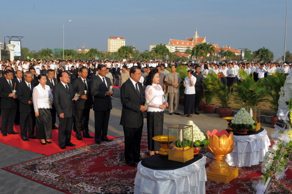 Прем'єр-міністр Камбоджі Хун Сен і державні посадові особи взяли участь у короткій траурній церемонії, 25 листопада 2010 року, перед мостом у Пномпені, де в наслідок тисняви загинули сотні людей у ніч на 23 листопада. Сотні скорботних камбоджійських сімей