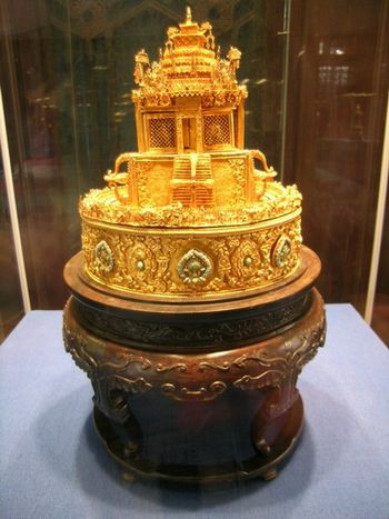 Бутель у вигляді імператорського головного убору, зроблений із золота. Фото з secretchina.com