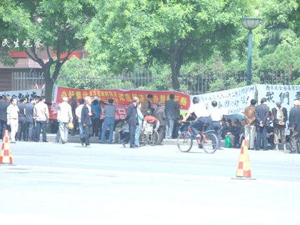 Учителі провінції Шеньсі вимагають від уряду умов для існування. Фото з epochtimes.com