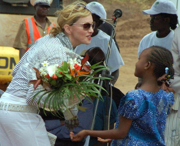 Мадонна и ее дочки Лурдес и Мерси Джеймс посетили Малави Фото: AMOS GUMULIRA/AFP/Getty Images