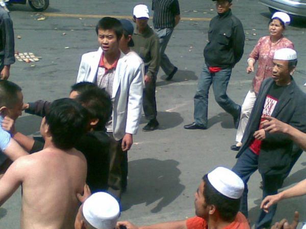 Люди проучили начальника городских контролёров. 31 мая 2009 год. Город Ланчжоу. Фото с epochtimes.com
