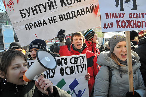 Акція протесту студентів у Києві 28 лютого проти прийняття нового закону «Про вищу освіту» та за скасування розпорядження про скорочення держзамовлення на 42%. Фото: Володимир Бородін/The Epoch Times Україна