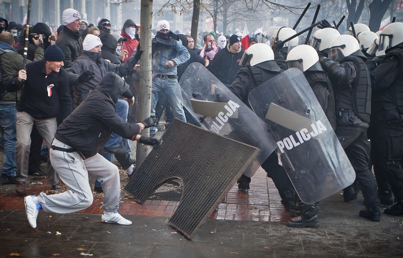 Зіткнення ультраправих націоналістичних екстремістів з поліцією на Марші незалежності в центрі столиці Польщі ― на фоні святкування 93-ї річниці Дня незалежності країни. 11 листопада 2011, Варшава. Фото: Wojtek Radwanski/Getty Images