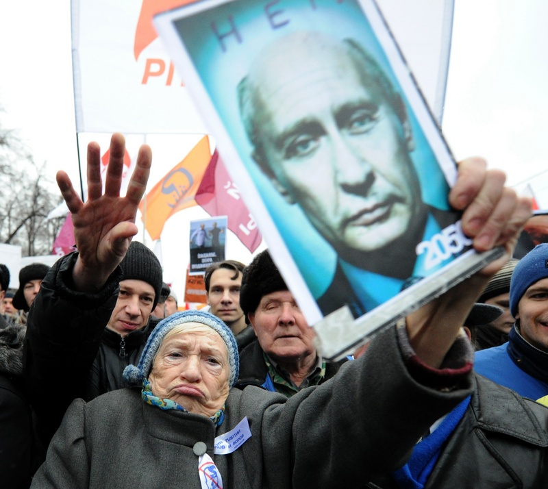 Активісти опозиції під час акції протесту в центрі Москві 10 грудня 2011 року проти фальсифікації виборів до Держдуми 4 грудня. Фото: Yuri Kadobnov/Getty Images