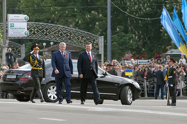 Президент України Віктор Янукович і міністр оборони Михайло Єжель на параді на честь Дня Перемоги 9 травня 2010 року в Києві. Фото: Володимир Бородін / The Epoch Tim