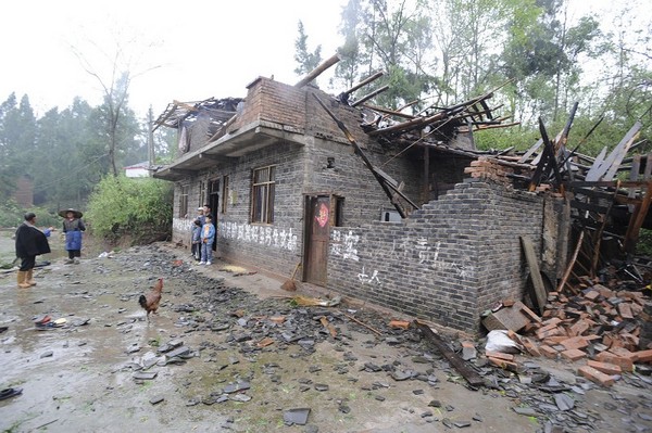 Руйнування після торнадо на південному заході Китаю. 6 травня 2010 р. Фото з epochtimes.com 