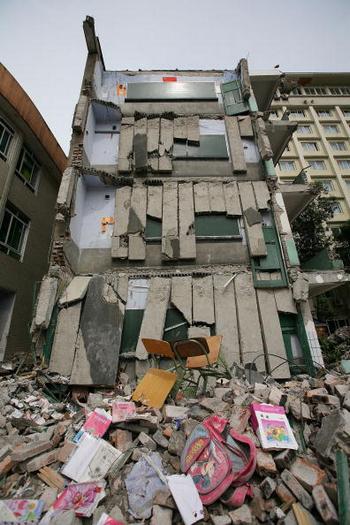 Будівля школи, що завалилася. Проте будинки навколо практично не постраждали. Фото: MN Chan/Getty Images