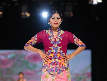 Індонезійська мода. Знімки, зроблені на шоу Surabaya Fashion Parade NIWASANA NUSANTARA 2014. Фото: Robertus Pudyanto/Getty Images