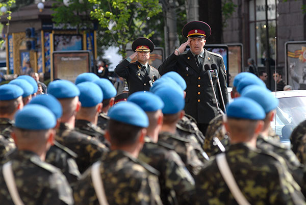 Міністр оборони України Михайло Єжель вітає військовослужбовців на генеральній репетиції параду до Дня перемоги на Хрещатику в Києві 4 травня 2010 року. Фото: Володимир Бородін / The Epoch Times