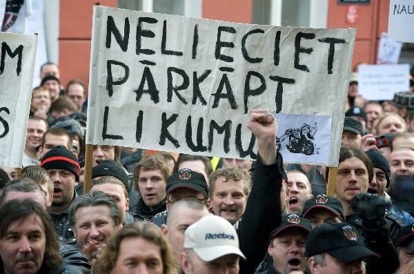 1 грудня 2009 року, Рига. З 8:15 до 10:30 пройшов пікет Латвійського союзу вільних профспілок спрямований проти затвердження бюджету в чинній редакції. Фото: ILMARS ZNOTINS/AFP/Getty Images