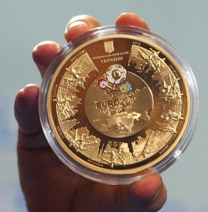 Золота пам'ятна монета. Фото: STR/AFP/Getty Images