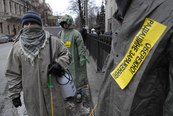 Возле ВРУ 17 декабря 2009 года прошел пикет против строительства ядерного хранилища. Фото: Владимир Бороди/The Epoch Times