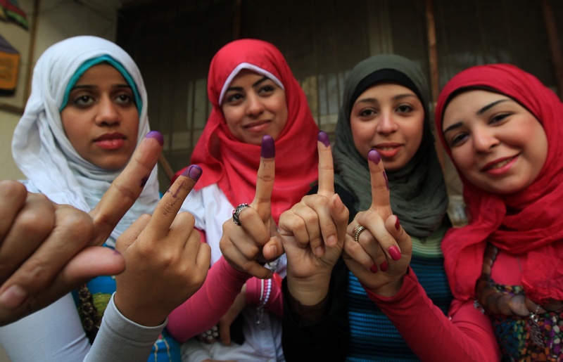 Єгипетські жінки показують свої забруднені чорнилом пальці після голосування на виборчій дільниці в Каїрі 24 травня 2012 р. Фото: MAHMUD HAMS/AFP/GettyImages