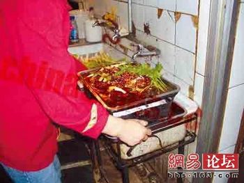 Еду в китайских ресторанах готовят в условиях антисанитарии, а все вопросы с контролирующими органами решаются с помощью взяток
