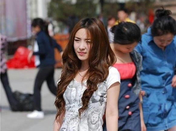 Стильно одягнені жінки йдуть жвавими вулицями Харбіна, червень 2012 року. Вже 2-й рік поспіль Харбін визнали містом, у якому живуть найвродливіші жінки Китаю. Фото: my.tianya.cn