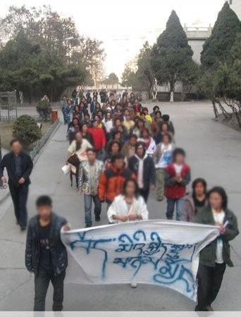 В разных городах Китая прошли акции протеста студентов тибетской национальности. Фото с Phayul.com
