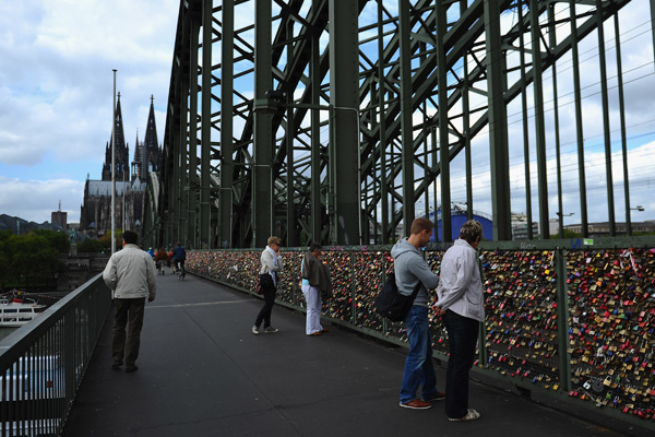 Замочки как символы любви на перилах моста в Кельне. Фото: Dennis Grombkowski/Getty Images