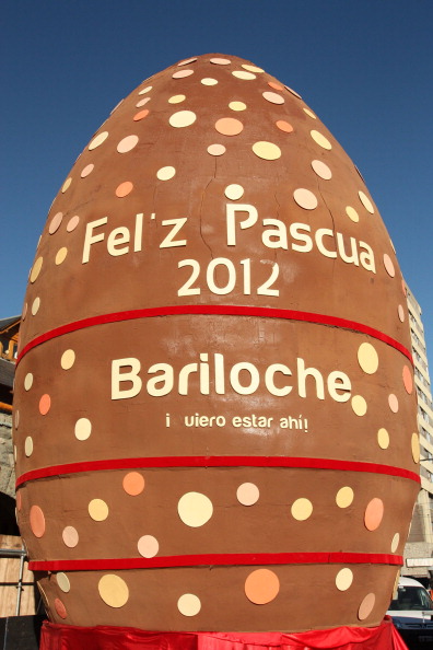 Найбільше у світі пасхальне яйце зробили на шоколадному фестивалі в Аргентині. Фото: Francisco Ramos Mejia/AFP/Getty Images