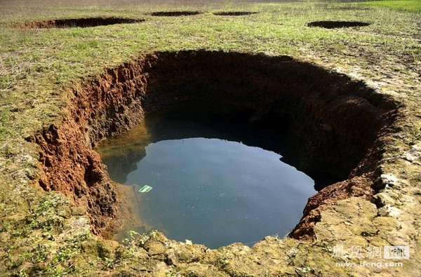 На дне высохшего водоёма образовались провалы. Фото с aboluowang.com