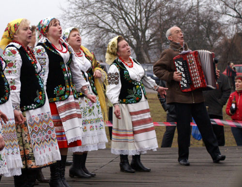 Учасники святкового концерту співають народну пісню. Фото: Юрій Петюк/Велика Епоха