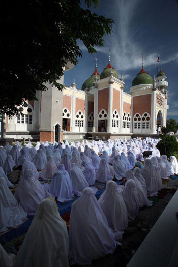 13 октября мусульмане отметили праздник Eid Al-Fitr, который для них знаменует окончание Рамадана. Фото: Chumsak Kanoknan/Getty Images
