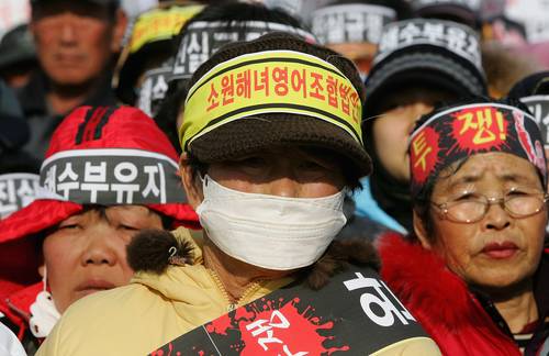 В Южной Корее местные жители и рыбаки города Теан (Taean) 18 января провели демонстрацию, требуя от правительства возмещения за разлив нефти. Фото: Chung Sung-Jun/Getty Images