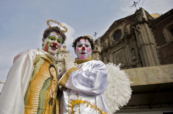 Мексиканские пилигримы в образе ангелов, участвуют в ежегодном паломничестве в Мехико, столицу Мексики. Фото: LUIS ACOSTA/AFP/Getty Images