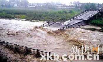 Наводнение разрушило мост через реку Лаодинцзян. Провинция Сычуань. Август 2010 год. Фото с epochtimes.com