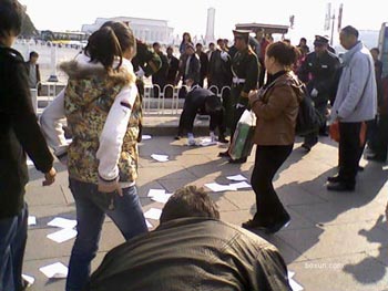 8 марта на площади Тяньаньмэнь 4 апеллянтки распространяли листовки SOS. Фото с epochtimes.com