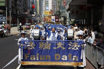 Шествие и митинг в Гонконге по случаю одиннадцатой годовщины со дня крупной апелляции последователей Фалуньгун к китайскому правительству. 24 апреля 2010 год. Фото: Ли Мин/The Epoch Times 