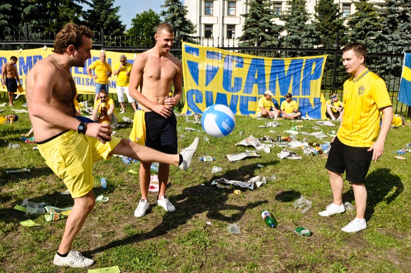 Марш шведских болельщиков перед матчем сборных Украины и Швеции на Евро-2012 прошёл 11 июня по центру Киева. Фото: Владимир Бородин/EpochTimes.com.ua