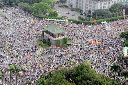 Сотни тысяч тайваньцев протестуют против сближения Тайваня с коммунистическим Китаем. 30 августа. Тайбэй. Фото: AFP PHOTO/Sam YEH