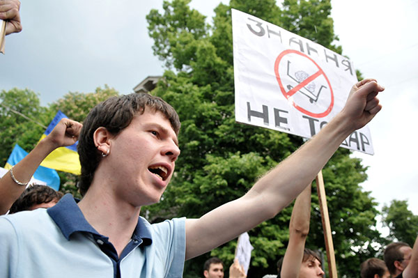 Участник акции протеста против законопроекта «О высшем образовании» 25 мая в Киеве. Фото: Владимир Бородин/The Epoch Times