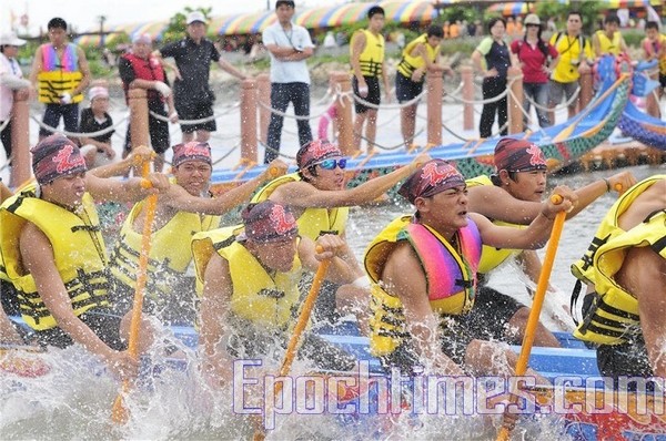 Свято Дуань-у. Змагання на човнах-драконах. Тайвань. 2010 рік. Фото: The Epoch Times