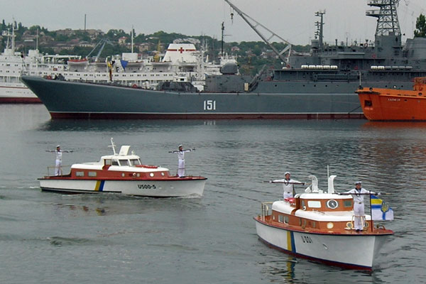 К Графской пристани причаливают катера с министром обороны Украины и командующим украинскими ВМС во время празднования 16-тилетия ВМС Украины в Севастополе 6 июля 2008 года. Фото: Алла Лавриненко/The Epoch Times