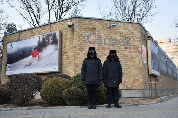 Китайські поліціянти стоять на варті біля будівлі посольства Канади, Пекін, 10 грудня 2018 року. (Greg Baker/AFP/Getty Images)