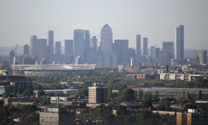 Фінансовий район Кенері-Ворф видно на горизонті за житловими районами й вулицями Лондона, 22 серпня 2022 року. (Leon Neal/Getty Images)