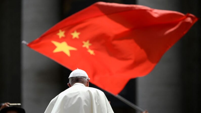 Прихожанин размахивает флагом Китая, когда Папа Франциск уходит после еженедельной общей аудиенции на площади Святого Петра в Ватикане 12 июня 2019 года (FILIPPO MONTEFORTE/AFP via Getty Images)
