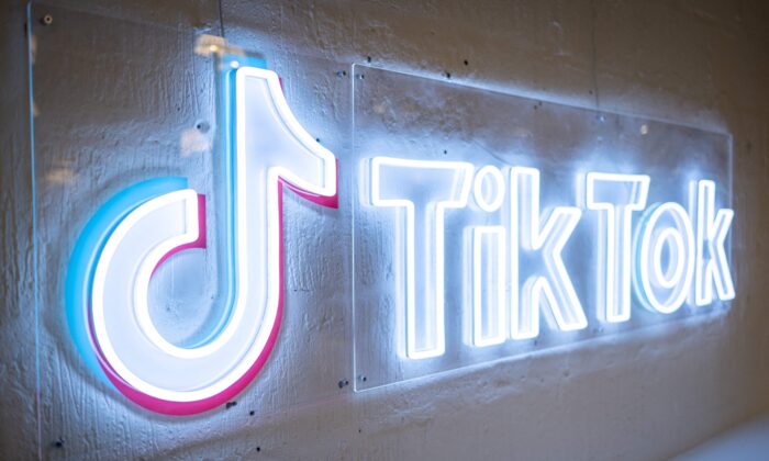 Логотип TikTok у британському офісі служби відеохостингу в Лондоні, Англія, 9 лютого 2022 року. (Tolga Akmen/AFP via Getty Images)