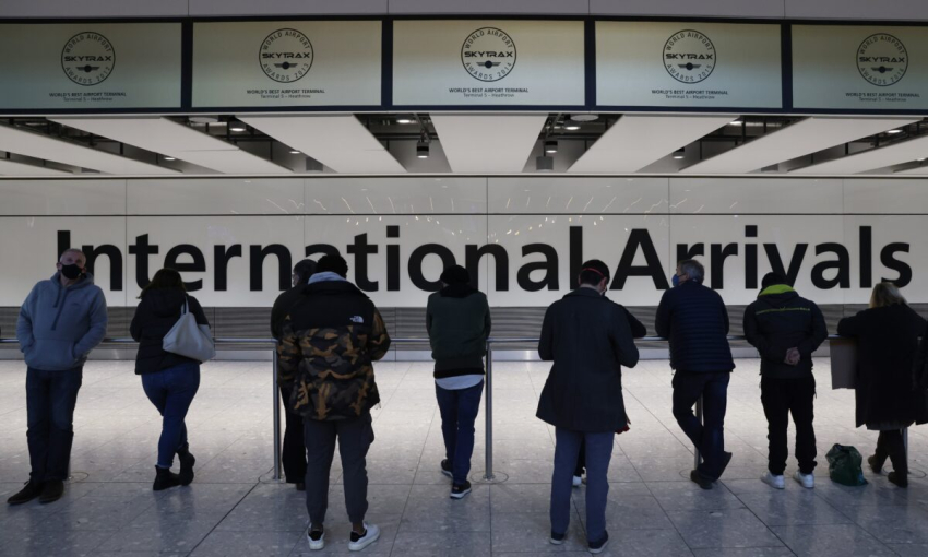 Люди чекають біля виходу для міжнародних рейсів термінала 5 аеропорту Хітроу, Лондон, 28 листопада 2021 року. (Hollie Adams/Getty Images)