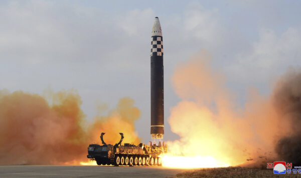 Испытательный пуск ракеты в международном аэропорту Пхеньяна, Северная Корея, 18 ноября 2022 г. (Korean Central News Agency/Korea News Service via AP)