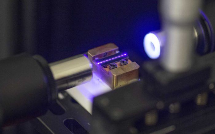 Лазер тестирует оптический волновод чипа для квантовых вычислений в лаборатории в Штутгарте, Германия, 14 сентября 2021 года. (Thomas Kienzle/AFP via Getty Images)