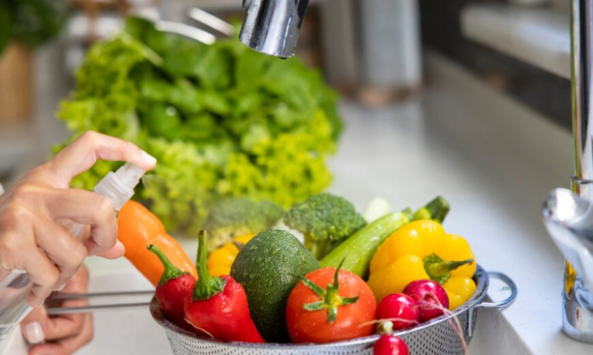  Эффективная очистка от бактерий — опрыскивание овощей уксусом (Ahmet Misirligul/Shutterstock)
