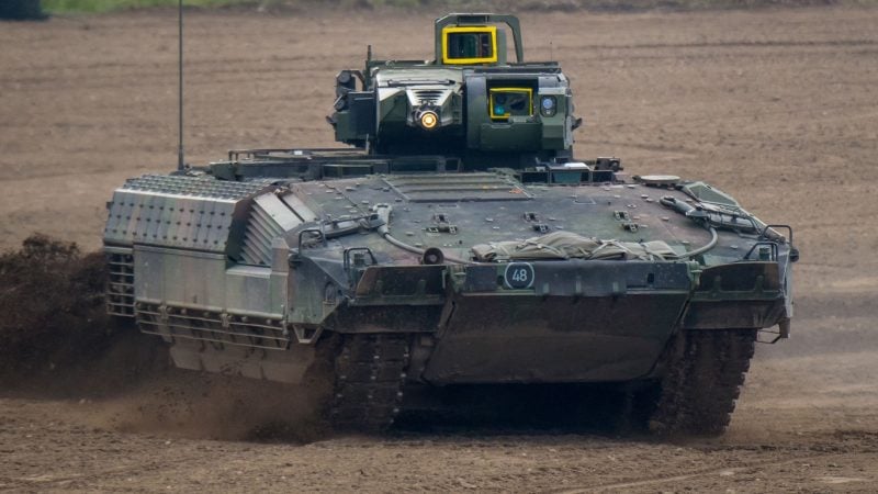  Боевая машина пехоты Puma во время информационных учений. (Philipp Schulze/dpa)