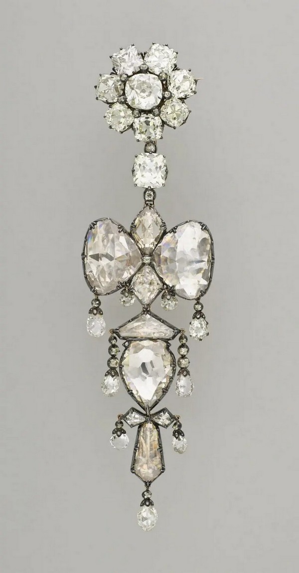 Брошка-реліквія, 1855 рік, автор — Поль-Альфред Бапст. Діамант, золото; 6 4/5 дюймів на 1 4/5 дюймів. (Stéphane Maréchalle/ Musée du Louvre)