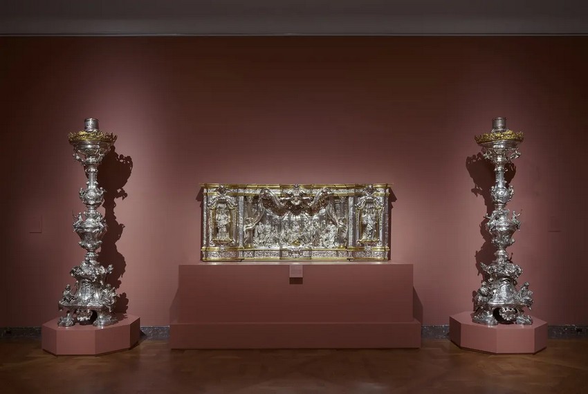 Вигляд інсталяції «До Святого Гробу: скарби з музею Terra Sancta», на якій зображено пару торшерів майстерні Аль Сан Лоренцо Джустініана, що обрамляють антепендіум Дженнаро Де Блазіо. (Joseph Coscia Jr./Courtesy of the Frick)