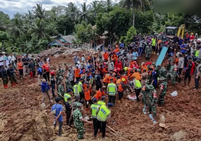 11 осіб загинули і 12 зникли безвісти внаслідок зсуву в Індонезії (ВІДЕО)